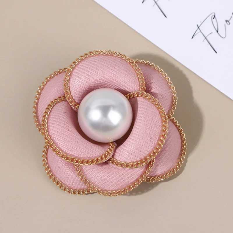 Fashion Elegant Fabric Camellia Flower Brooch Pearl Crystal Lapel Pins for Women Fashion Wedding Party Corsage Jewelry Accessories awe Y250930
