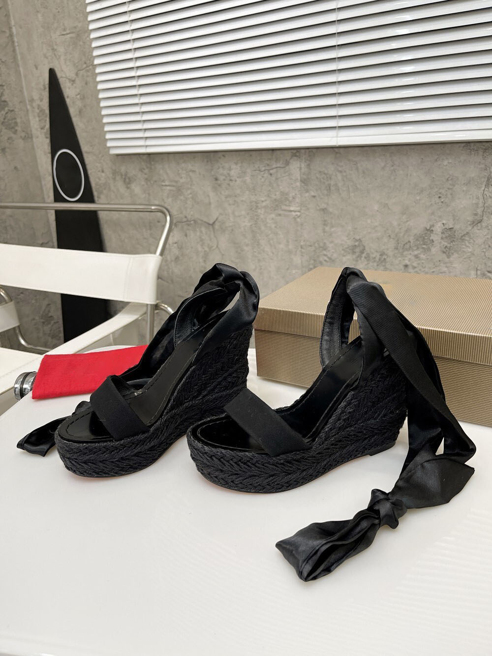 Chic Fashionista Es… - image