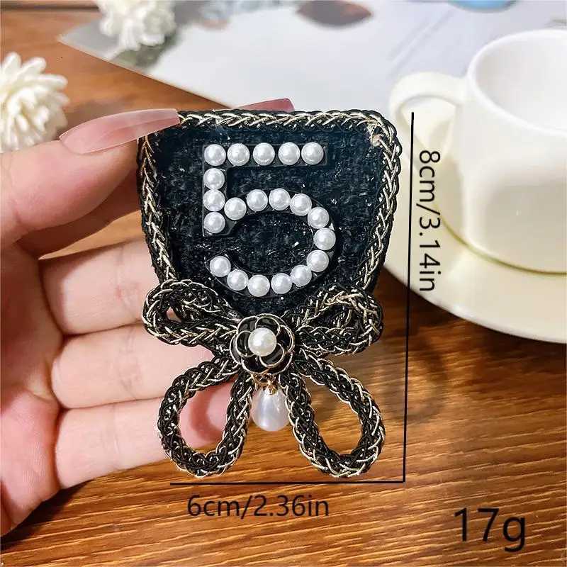 Fashion Korean Pearl Bow Brooches for Women Camellia Flower Corsage Number Lapel Pins Badge Luxulry Jewelry Clothing Accessories