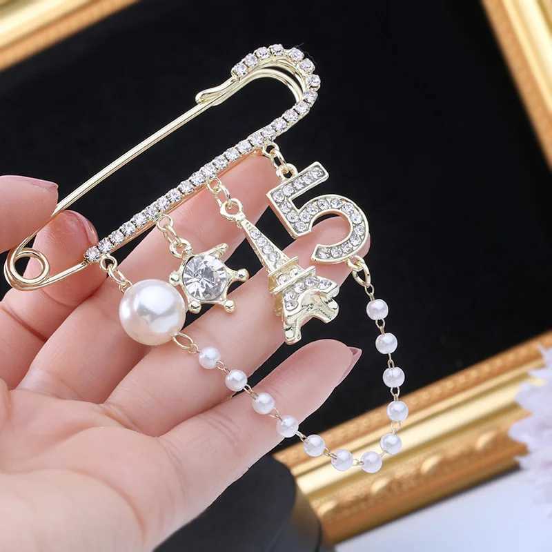 Fashion luxury brand Pin Accessories New Pearl Flower Brooch Versatile Brooches Korean Pin trending jewelry 2024 free shipping awe Y250930