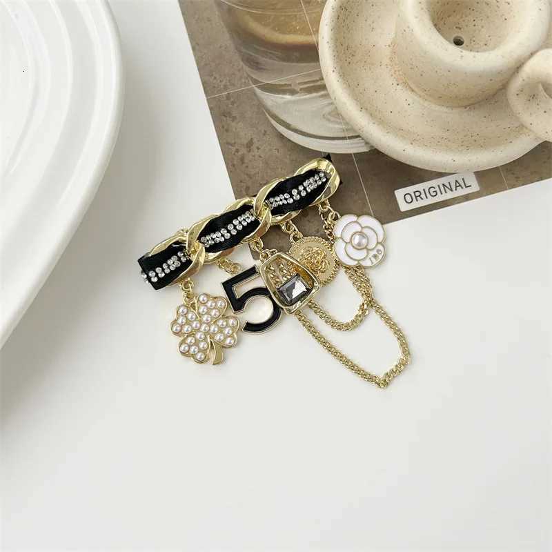 Fashion luxury designer jewelry Chain brooches pearl pin coat accessories brooches for womens clothing free shipping wer Y250930