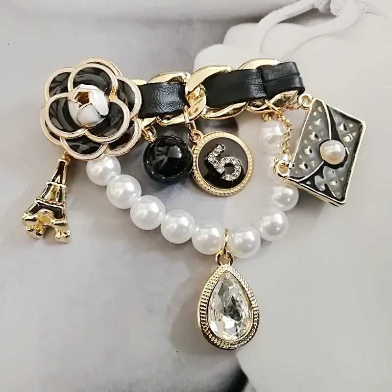 Fashion Classic Pearl Brooches for Women Trendy Luxury Jewelry with Tassel Chain Perfect DIY Party Clothes Accessory wer Y250930