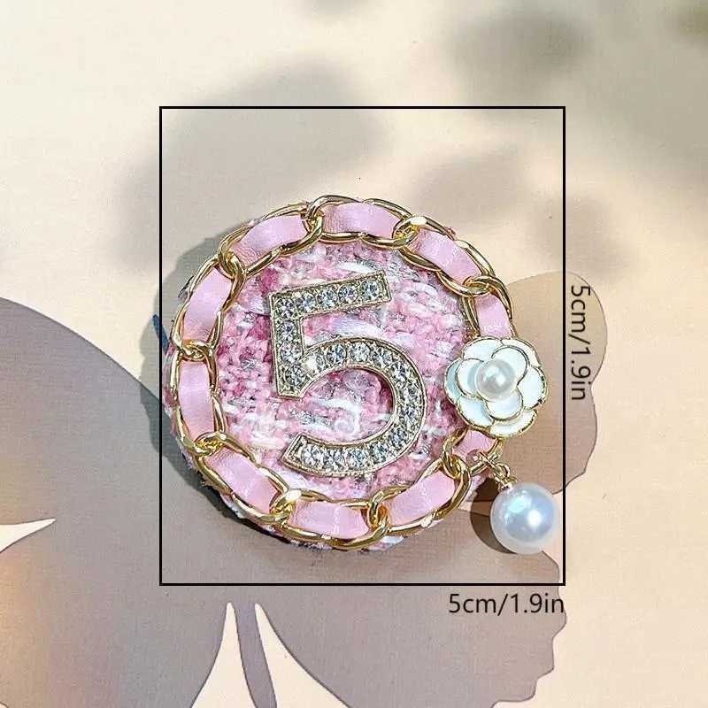 Highend Digital Crystal Pearl Brooch Camellia Flower Badge Korean Fashion Clothing Sweater Lapel Pins for Women Accessories