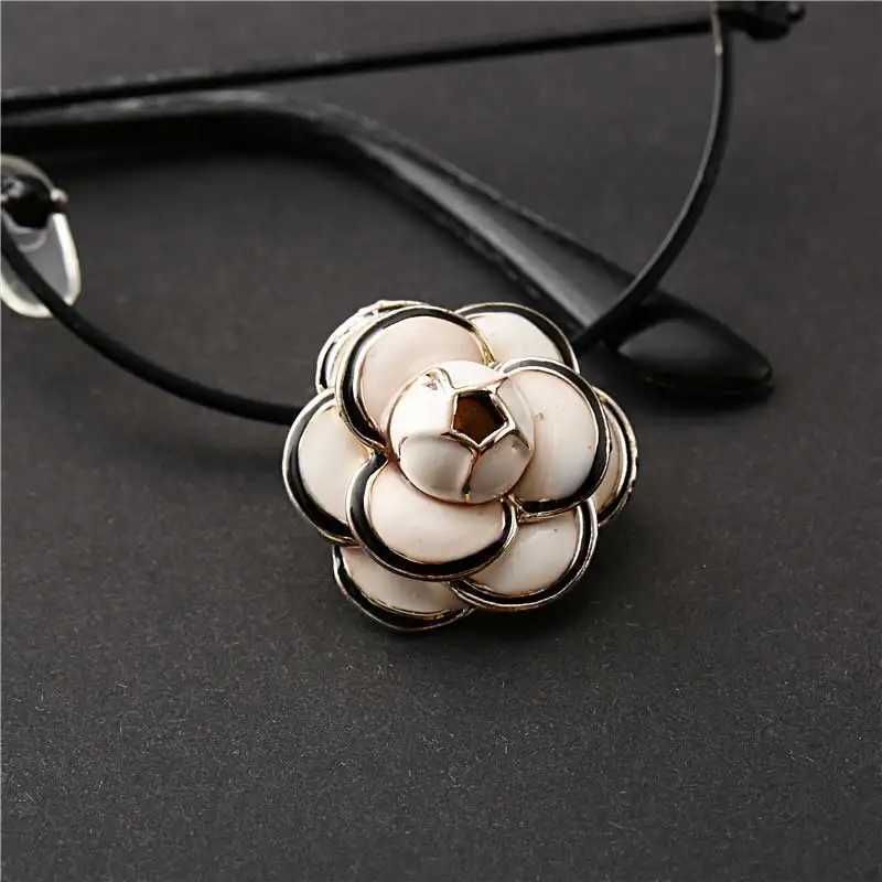 Fashion Luxury big brand small black white camellia brooch Party catwalk fashion flower brooches badge pin for Woman Y250930qws