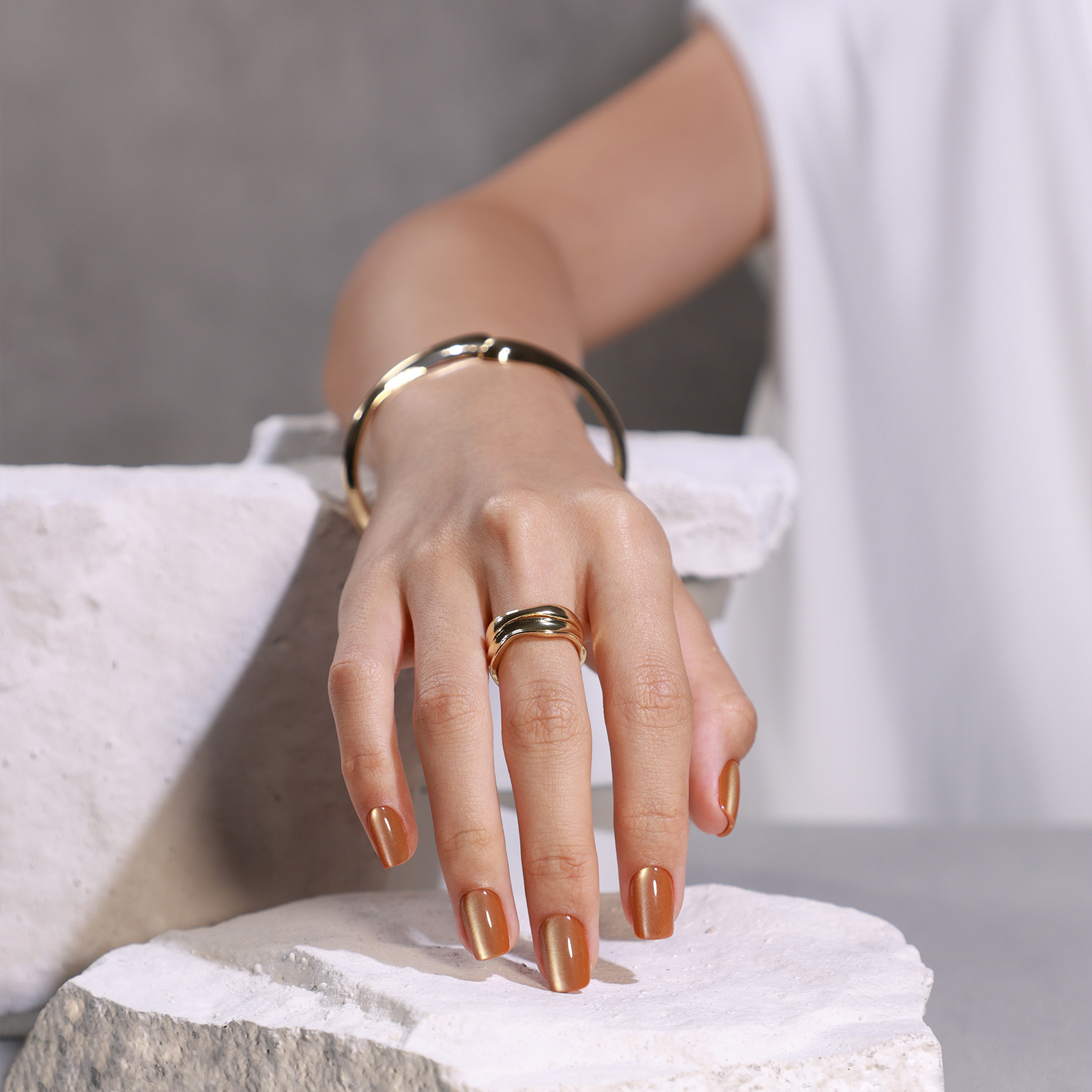 the pressfitting artificial nails showcase a charming brown cats eye effect it features a short square design and is an ideal gift for women in 16 siz