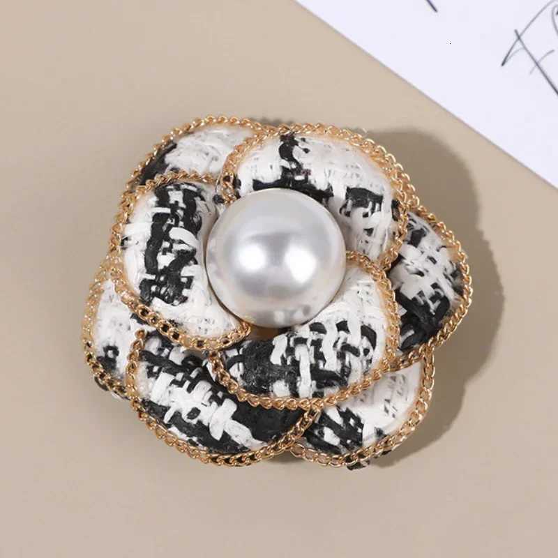 Fashion Elegant Fabric Camellia Flower Brooch Pearl Crystal Lapel Pins for Women Fashion Wedding Party Corsage Jewelry Accessories awe Y250930