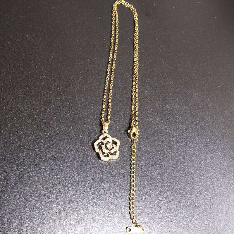 Black camellia necklace stud earrings set xiaoxiangfeng stainless steel chain retro light imitation pearl earring jewelry