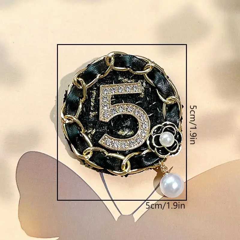 Highend Digital Crystal Pearl Brooch Camellia Flower Badge Korean Fashion Clothing Sweater Lapel Pins for Women Accessories