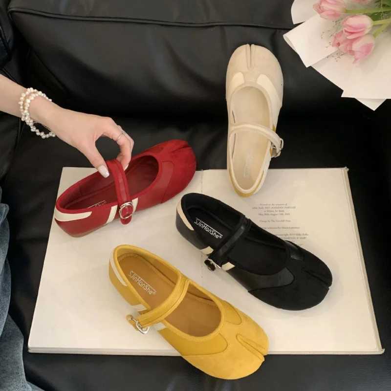 2025 Autumn New Mary Jane WenS Shoes Korean Version Round Toe Cfortable Flat Shoes Split Toe Horseshoe Shoes Y250930