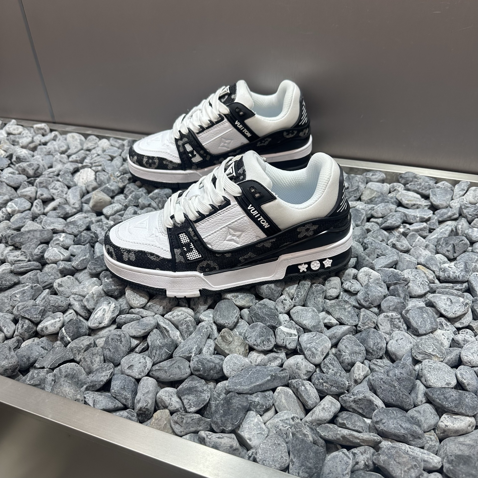 Designer shoes free shipping New fashionable and versatile couple shoes with soft soles and casual height increasing board shoes black white blue grey