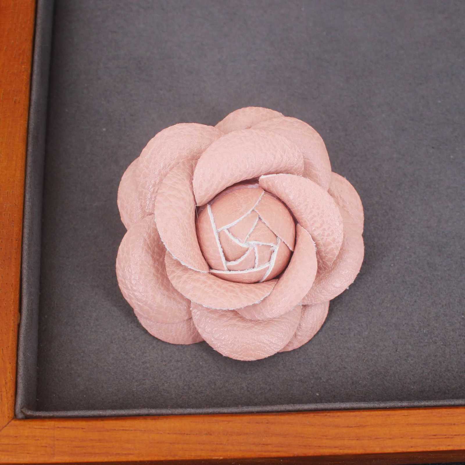 Fashion Luxury Brand Imitated Leather Camellia Fabric HandMade Black White Flower Rose Brooch Pin Gifts decoration
