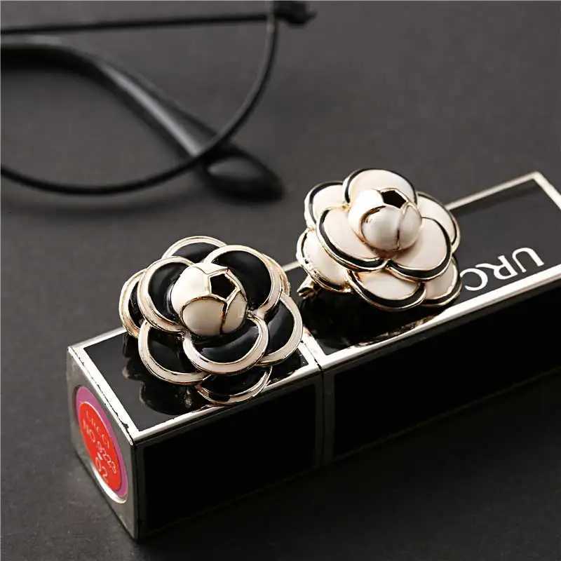 Fashion Luxury big brand small black white camellia brooch Party catwalk fashion flower brooches badge pin for Woman Y250930qws