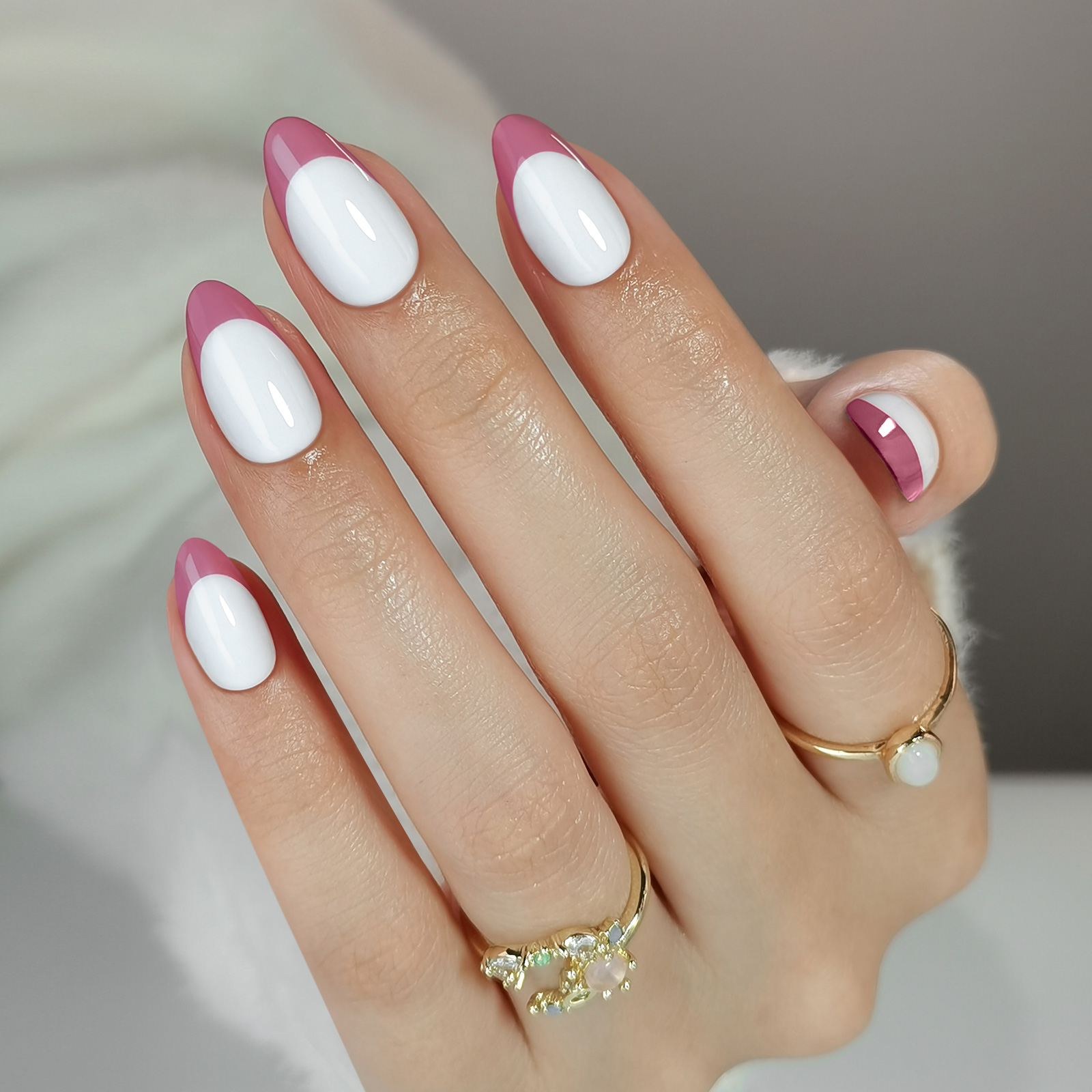 Rose - red French - style almond - shaped press - on nail stickers + adhesive. There are 16 sizes available, and each pack contains 32 reusable fake n