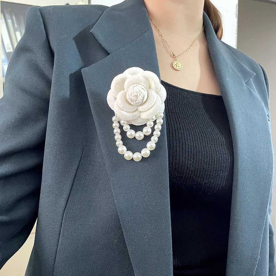 Korean Fabric Camellia Flower Brooch Pins Pearl Tassel Corsage Fashion Jewelry Brooches for Women Shirt Collar Accessories Gift Lounge decoration