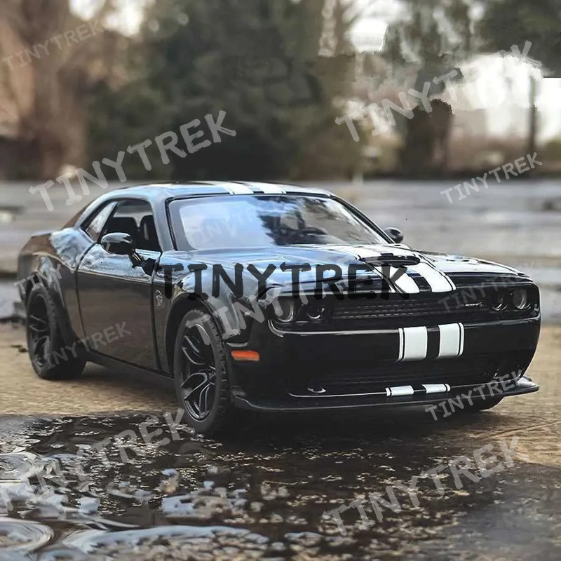 Diecast Cars 1 24 Dodge Challenger SRT Hellcat Alloy Muscle Diecasts Metal Sports Car Model Sound Light Childrens Toy Gift CL250104
