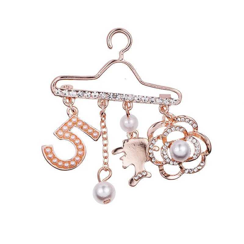 Fashion Fashion Pearl Flower CC Brooches for Womens clothing Number 5 Brooch Gift for Girl Friend Accessories For Jewelry wer Y250930