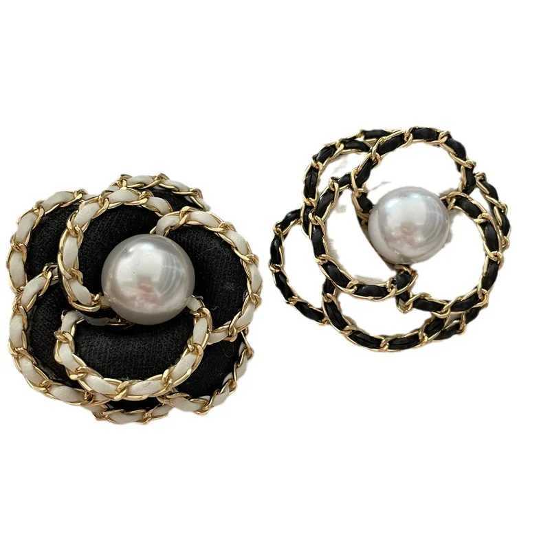 Fashion luxury designer jewelry Flower Camellia brooches pearl pin coat accessories brooches for womens clothing awe Y250930