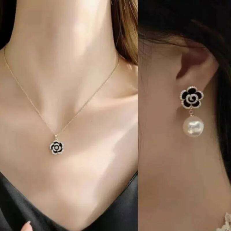 Black camellia necklace stud earrings set xiaoxiangfeng stainless steel chain retro light imitation pearl earring jewelry