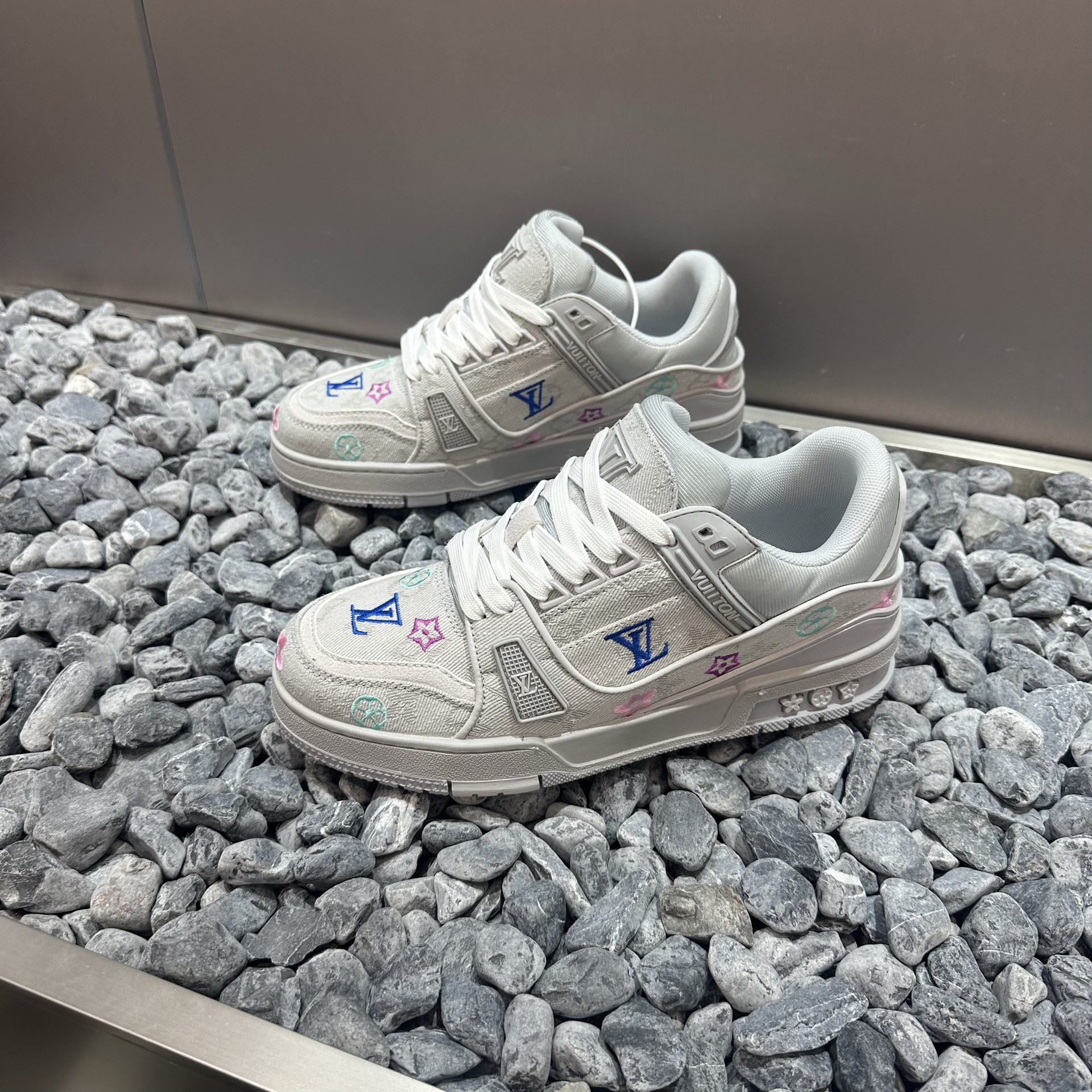 Designer shoes free shipping New fashionable and versatile couple shoes with soft soles and casual height increasing board shoes black white blue grey