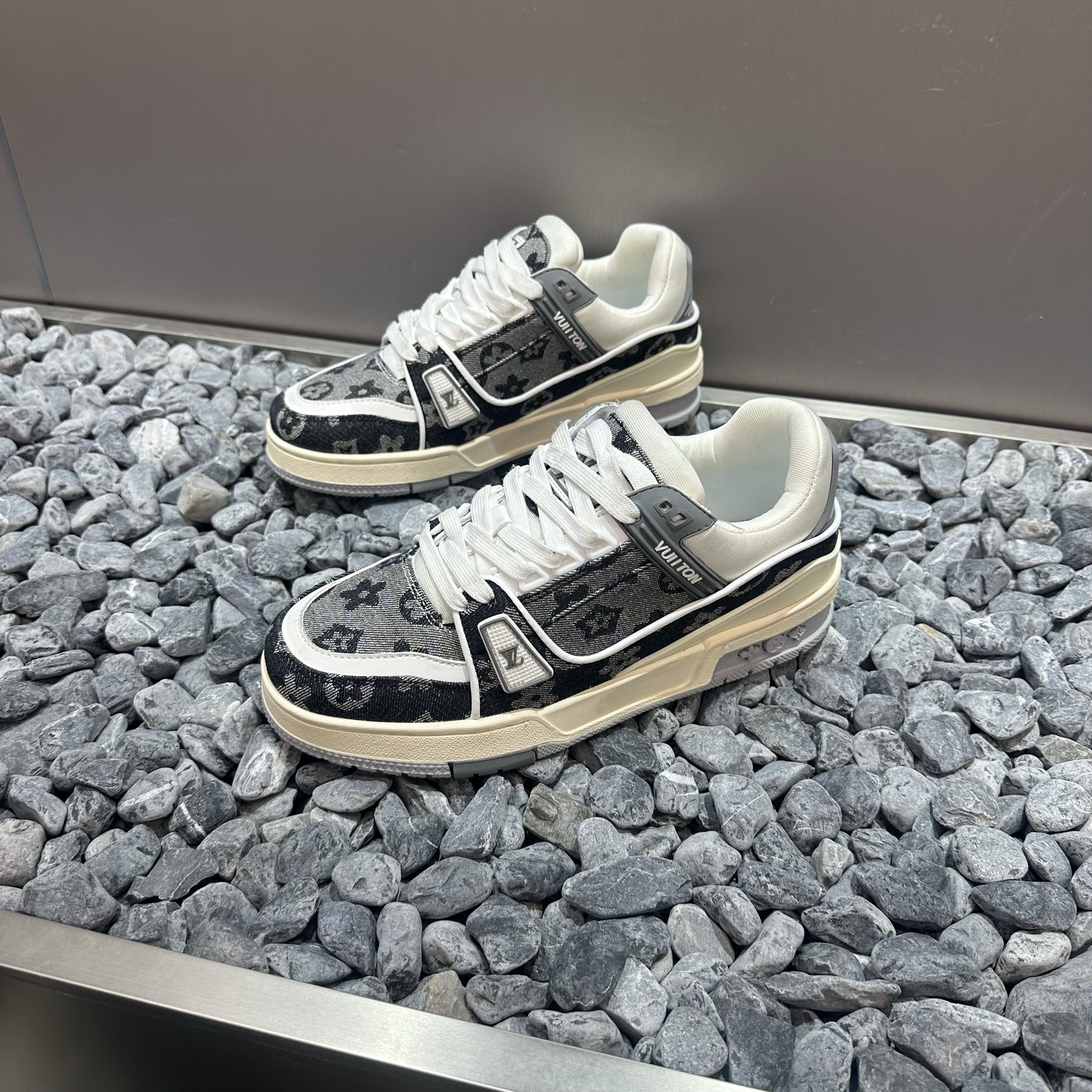Designer shoes free shipping New fashionable and versatile couple shoes with soft soles and casual height increasing board shoes black white blue grey