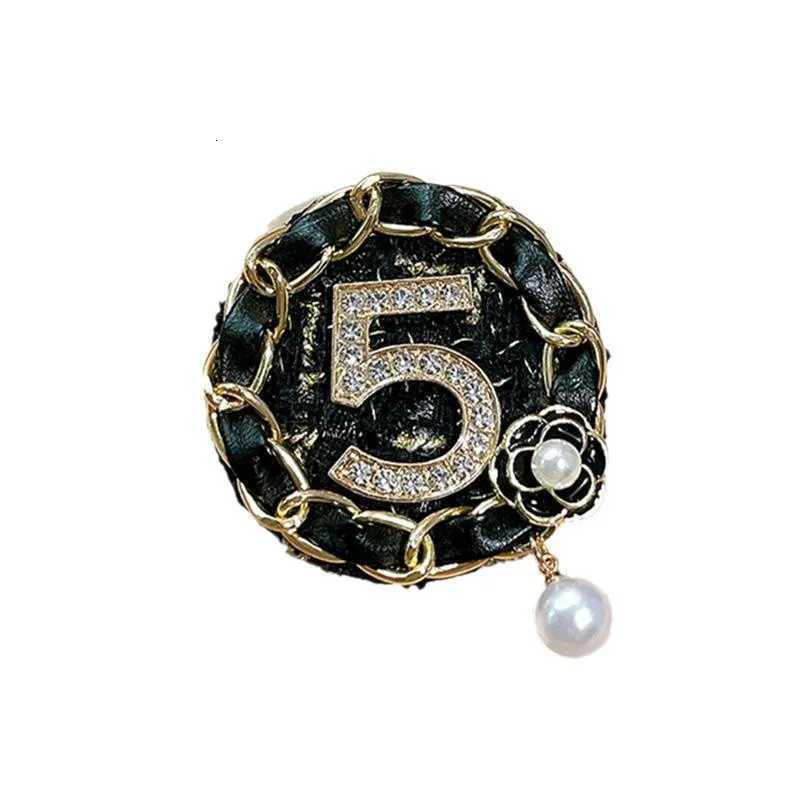 Highend Digital Crystal Pearl Brooch Camellia Flower Badge Korean Fashion Clothing Sweater Lapel Pins for Women Accessories