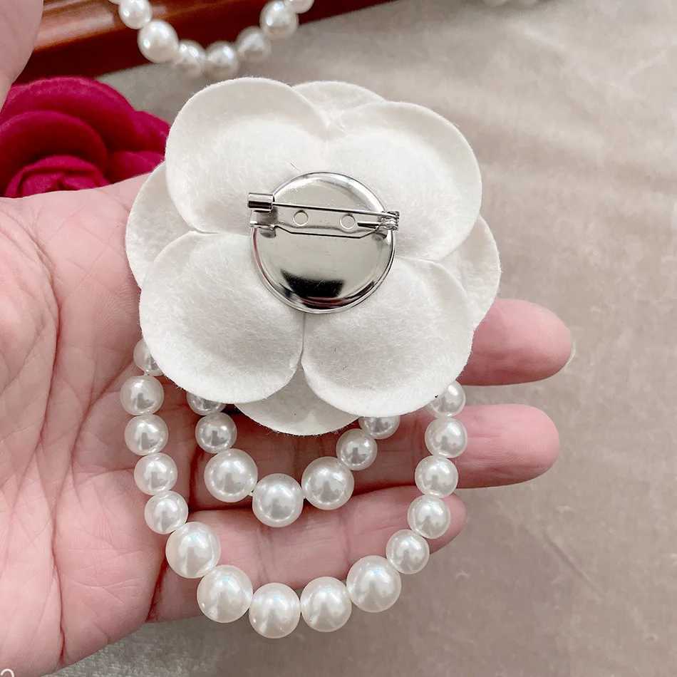 Korean Fabric Camellia Flower Brooch Pins Pearl Tassel Corsage Fashion Jewelry Brooches for Women Shirt Collar Accessories Gift Lounge decoration