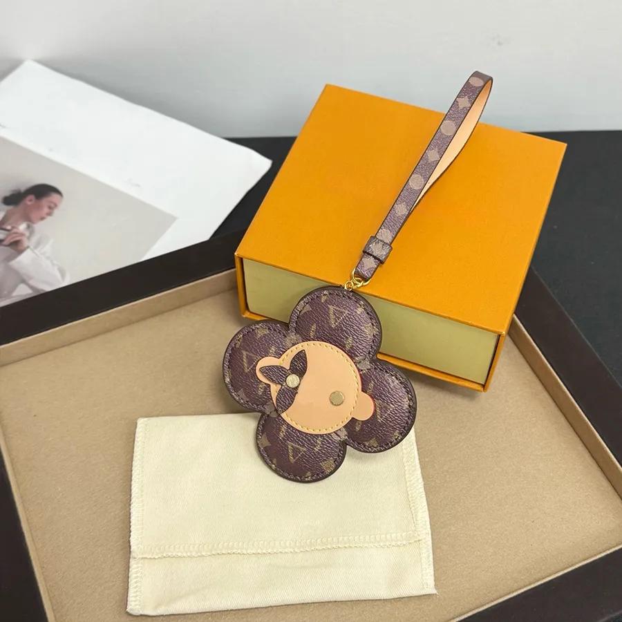 Bag Charm Desinger Keychains Sunflower Ornament Leather Lanyards Classic Keychain Bag Pendant Letter Flower Decoration Womens Handbag Pendant