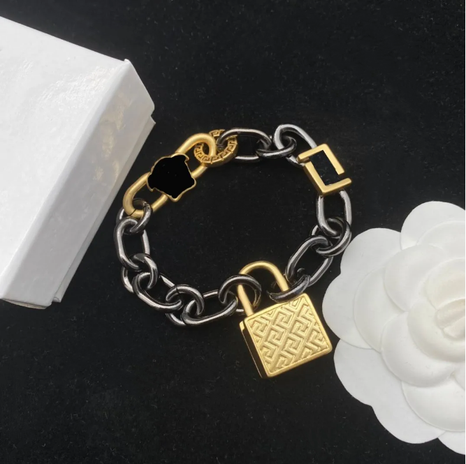 Luxurious Gold Lock Pendant Necklaces Charm Bracelet stylish Youth Chain Baroque Designer Bracelets Necklaces Charming Cuban link chain Jewelry Set Elegant style