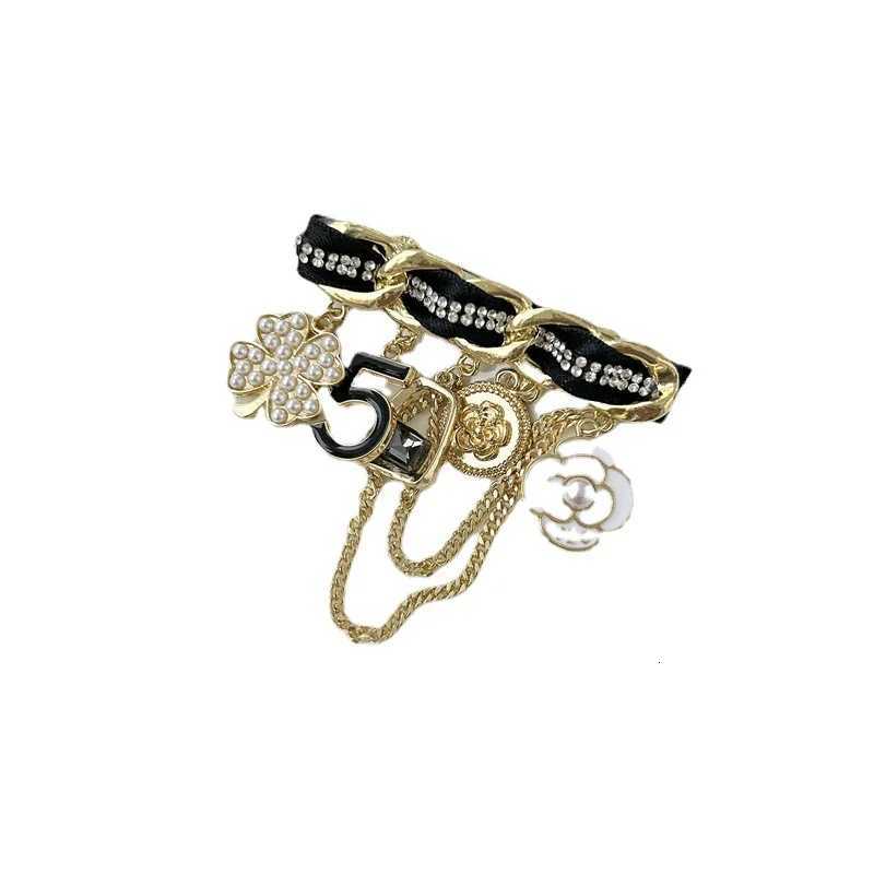 Fashion luxury designer jewelry Chain brooches pearl pin coat accessories brooches for womens clothing free shipping wer Y250930