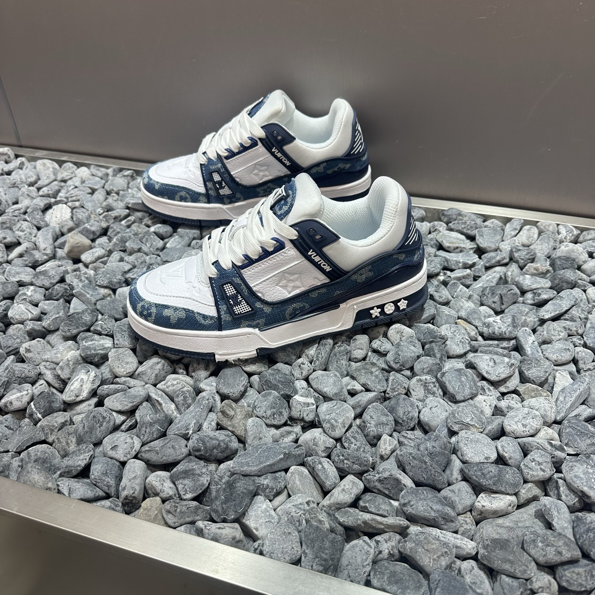 Designer shoes free shipping New fashionable and versatile couple shoes with soft soles and casual height increasing board shoes black white blue grey