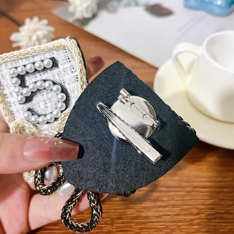 Fashion Korean Pearl Bow Brooches for Women Camellia Flower Corsage Number Lapel Pins Badge Luxulry Jewelry Clothing Accessories