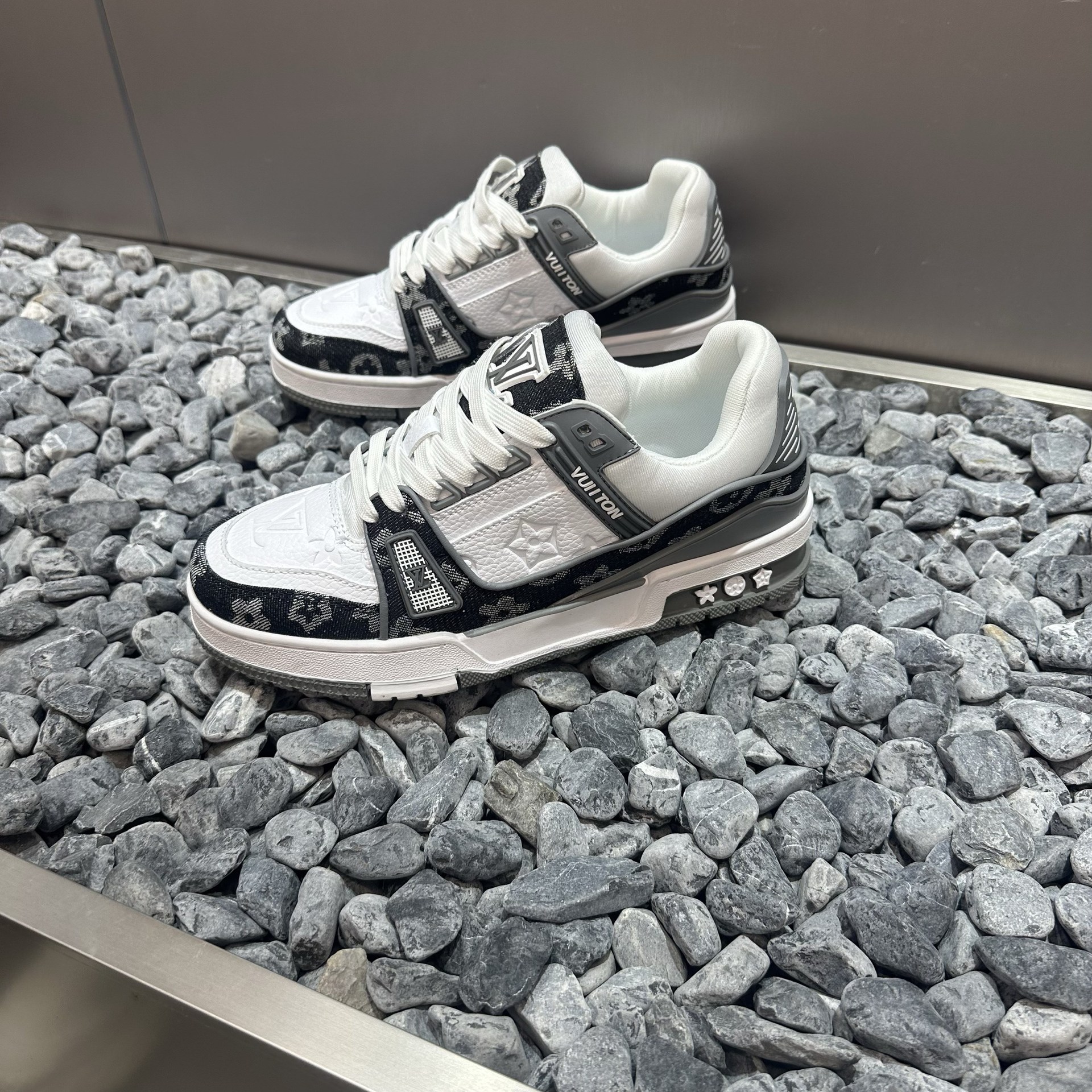 Designer shoes free shipping New fashionable and versatile couple shoes with soft soles and casual height increasing board shoes black white blue grey