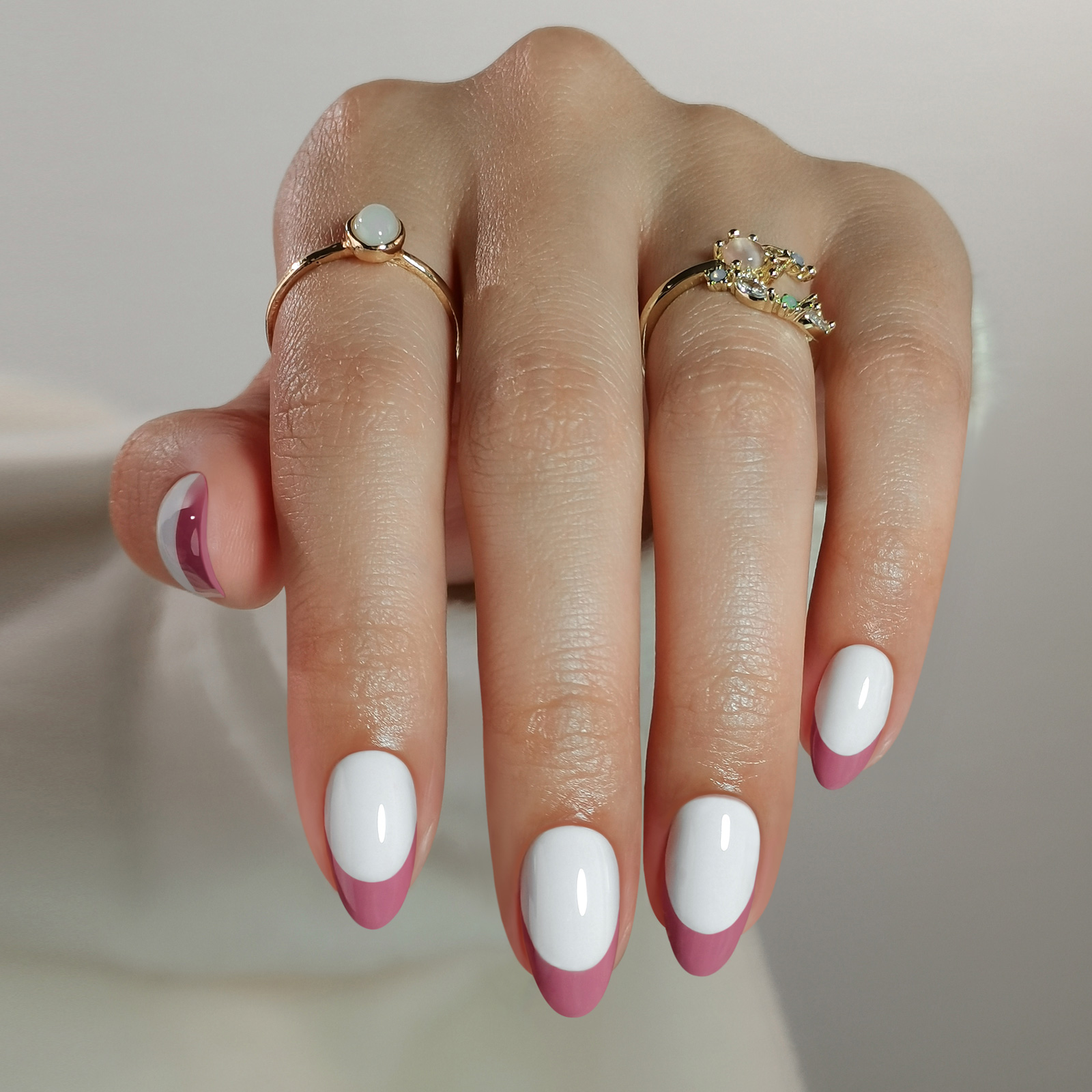 Rose - red French - style almond - shaped press - on nail stickers + adhesive. There are 16 sizes available, and each pack contains 32 reusable fake n