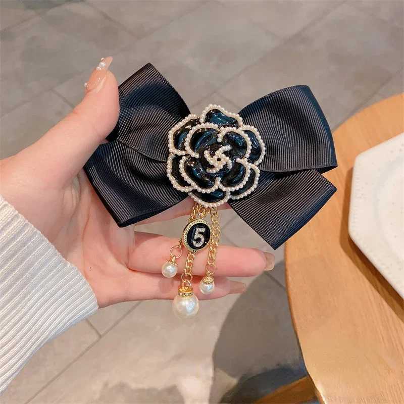 Fashion Highend Fabric Bow Brooch Camellia Flower Pearl Tassel Corsage Lapel Pins Suit Sweater Badge Luxulry Brooches for Women Jewelry awe Y250930