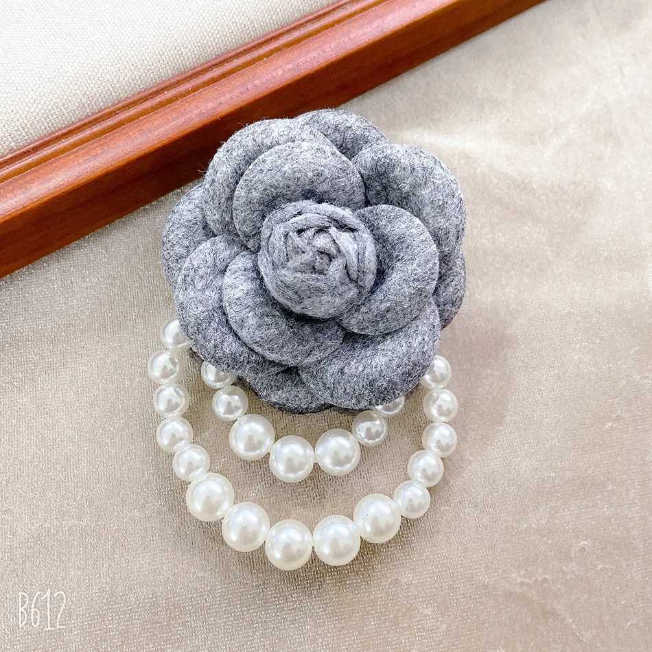 Korean Fabric Camellia Flower Brooch Pins Pearl Tassel Corsage Fashion Jewelry Brooches for Women Shirt Collar Accessories Gift Lounge decoration