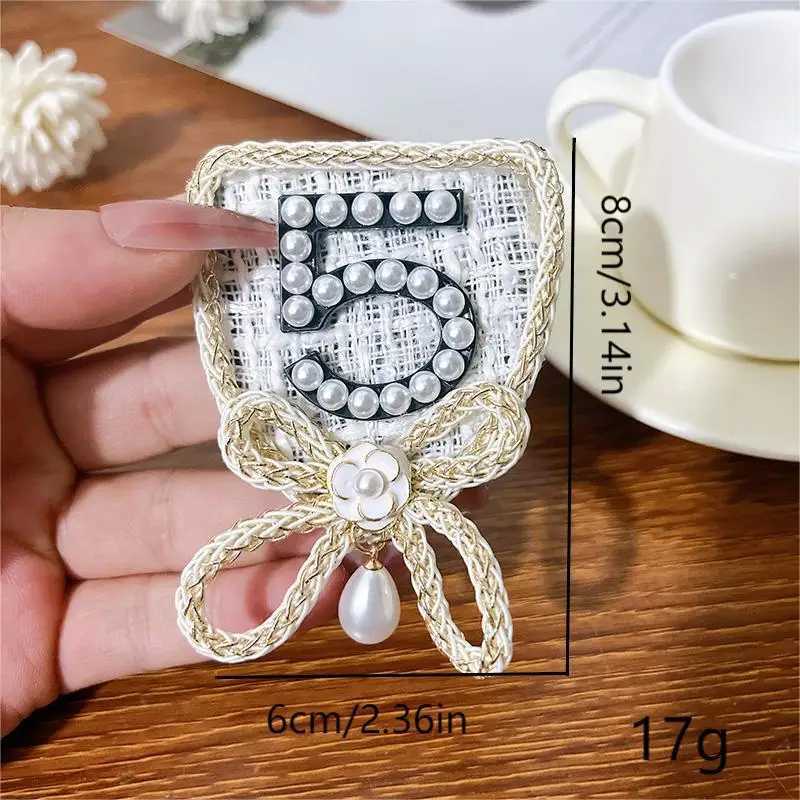Fashion Korean Pearl Bow Brooches for Women Camellia Flower Corsage Number Lapel Pins Badge Luxulry Jewelry Clothing Accessories