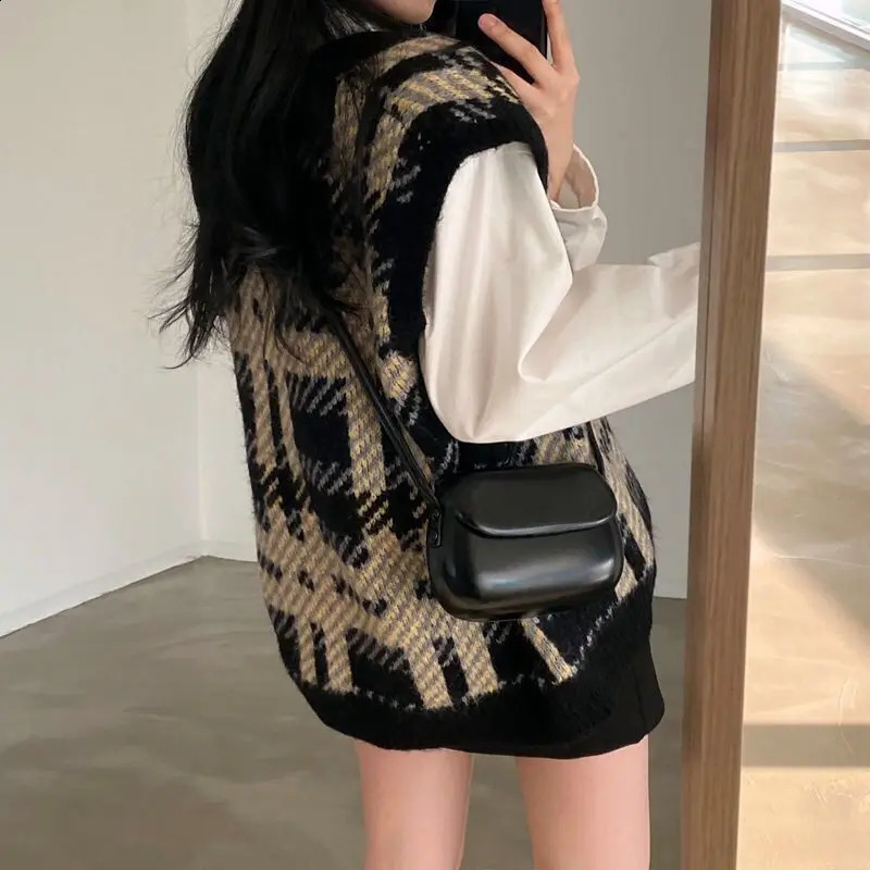 Plaid sweater pullover vest female students wear winter Korean loose retro Vneck sleeveless knitted pullover vest sweater top 241231m