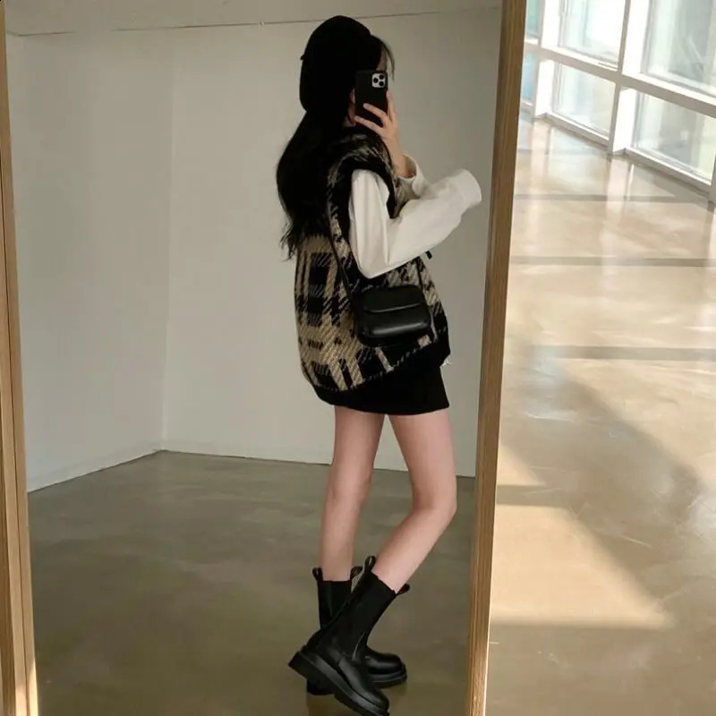 Plaid sweater pullover vest female students wear winter Korean loose retro Vneck sleeveless knitted pullover vest sweater top 241231m
