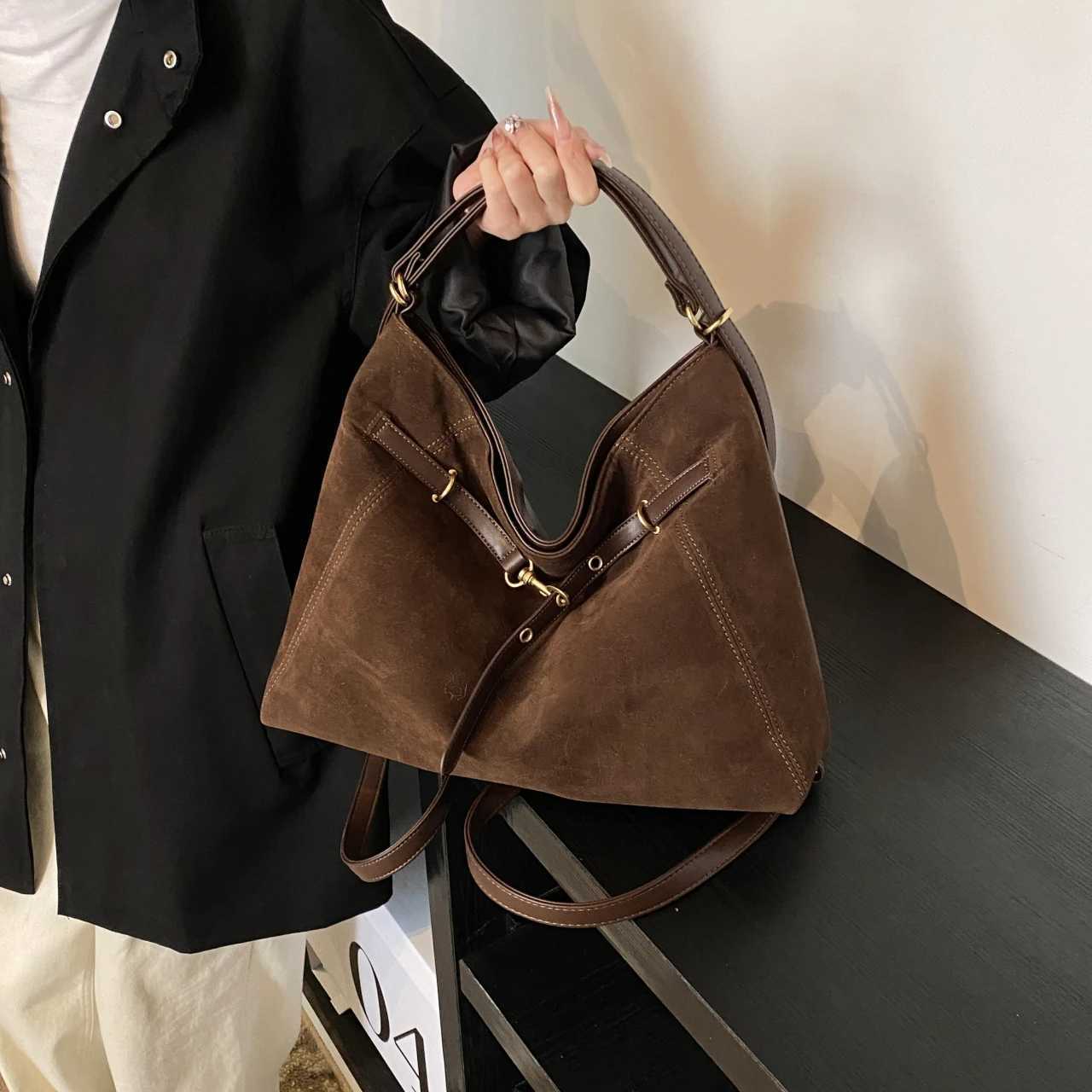 A vintage large capacity Wen handbag made of suede with a simple style that can also be used as a shopping bag Y241231
