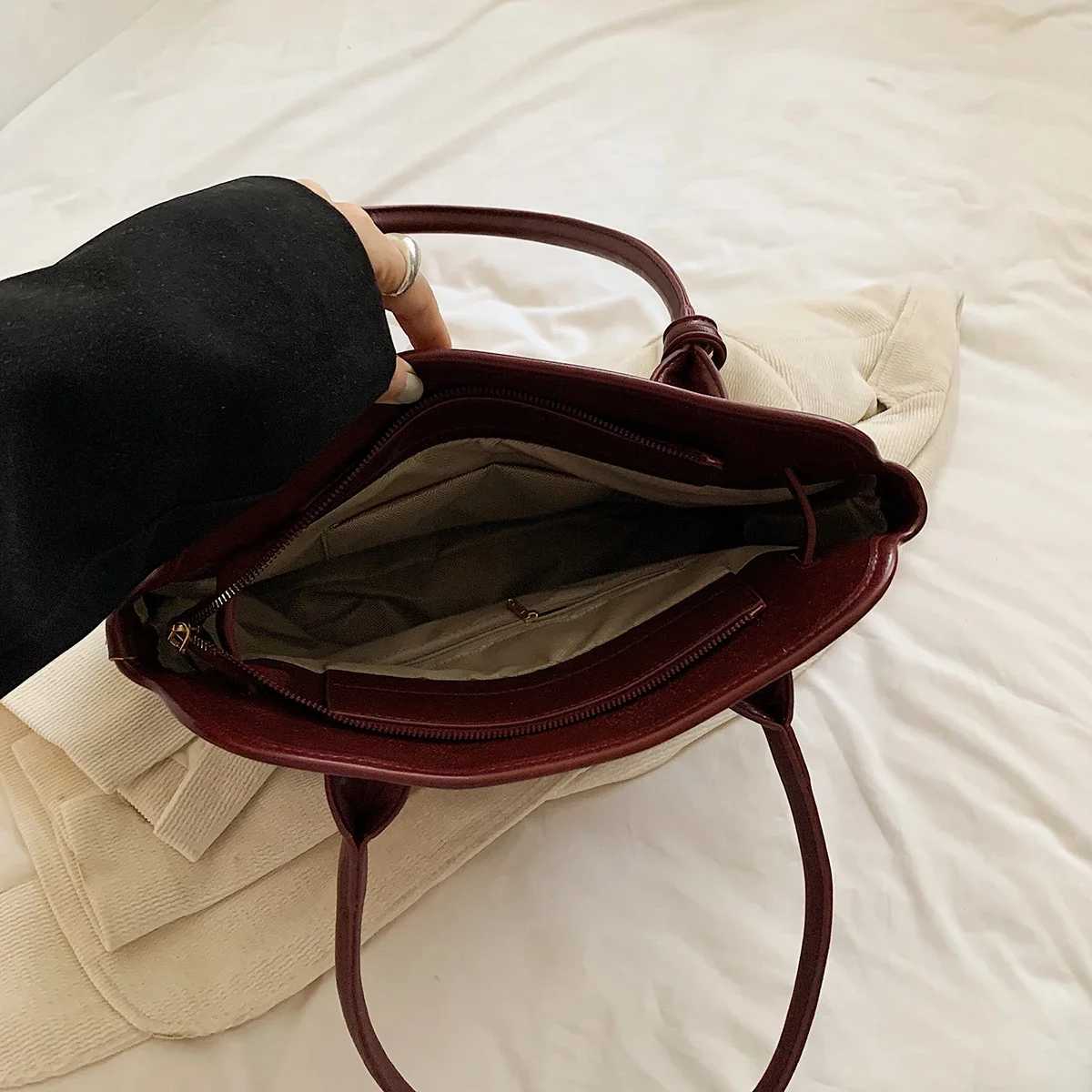 Design a large Pu leather handbag suitable for the winter 2024 Y2k Fi underwear sole bag and handbag Y241231