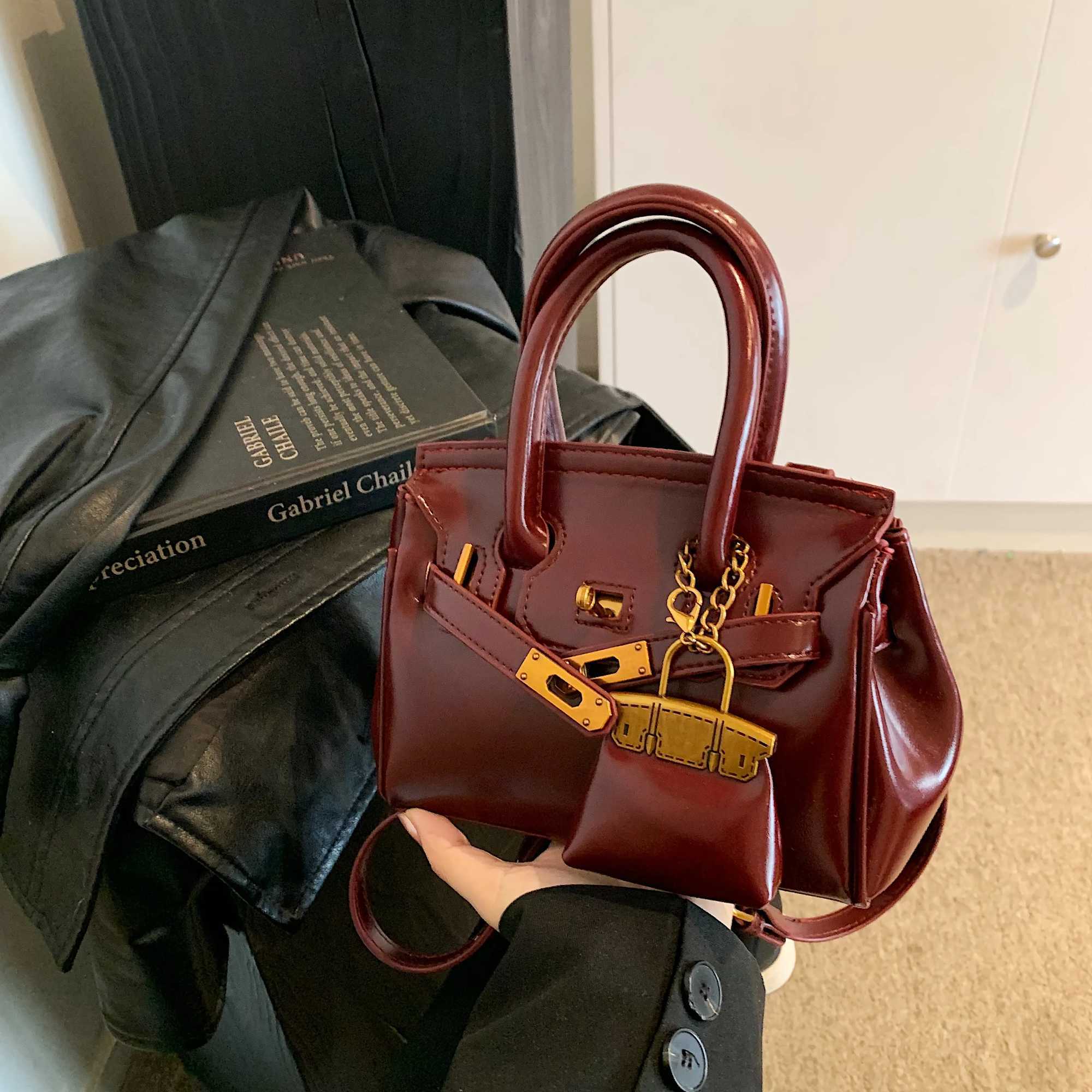 A sturdy and compact high-end handbag suitable for gatherings and daily use. Y241231