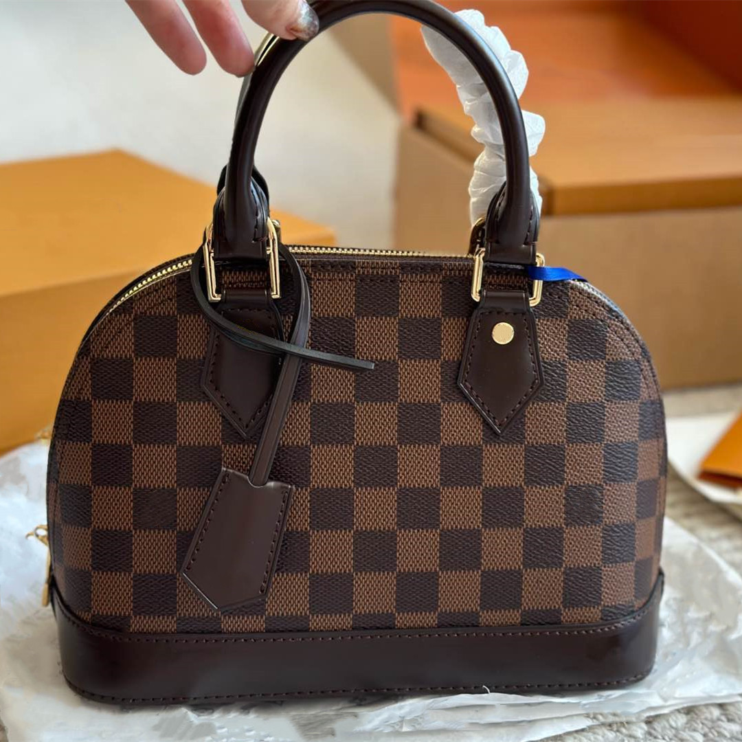 Love vv High quality Luxurys Designers woman shell bag Handbag large Shopping Bags TOP Quality Totes Luxury Designer Bag sling bag Wallets Shoulder Bag beach bag-3