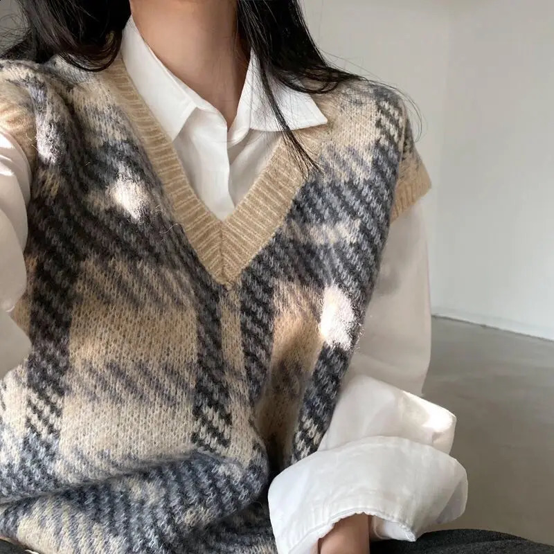 Plaid sweater pullover vest female students wear winter Korean loose retro Vneck sleeveless knitted pullover vest sweater top 241231m