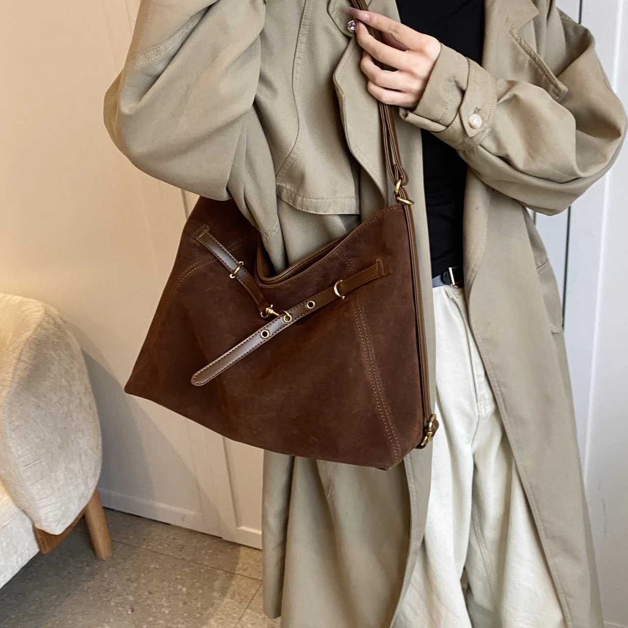 A vintage large capacity Wen handbag made of suede with a simple style that can also be used as a shopping bag Y241231