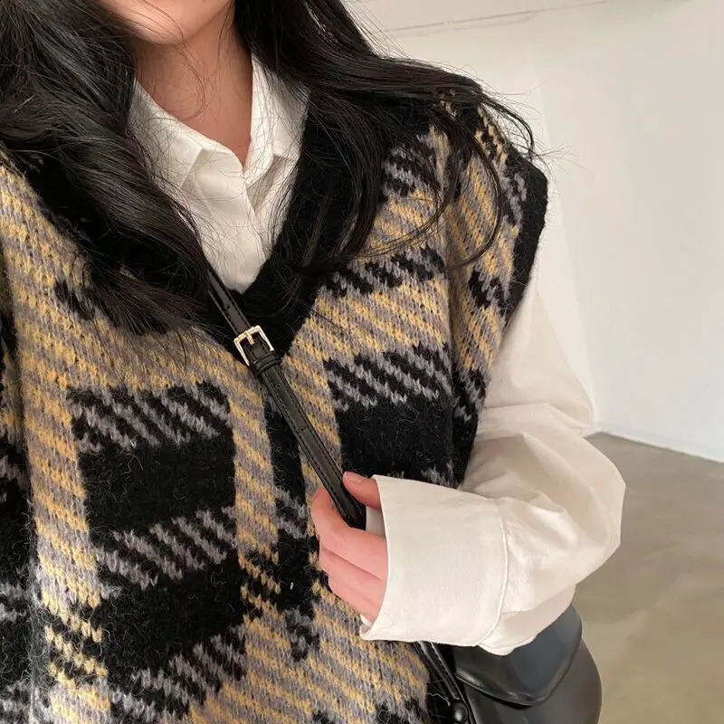 Plaid sweater pullover vest female students wear winter Korean loose retro Vneck sleeveless knitted pullover vest sweater top 241231m