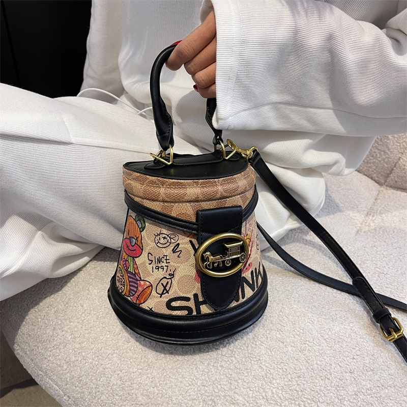 Cartoon Little Bear Water Bucket For Women New Graffiti Cylinder Handbag High End Fashion One Shoulder Crossbody Bag
