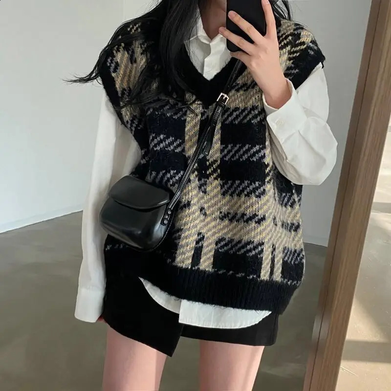 Plaid sweater pullover vest female students wear winter Korean loose retro Vneck sleeveless knitted pullover vest sweater top 241231m