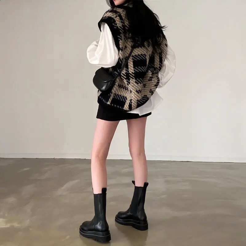 Plaid sweater pullover vest female students wear winter Korean loose retro Vneck sleeveless knitted pullover vest sweater top 241231m