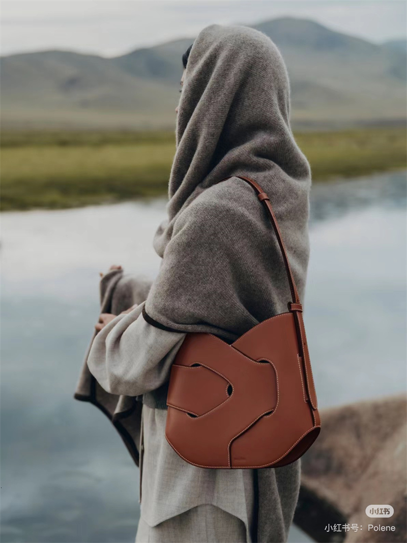 hot 2024 New French Niche Woven Twist Fashionable European And American Style Single Shoulder Crossbody Women's Bag