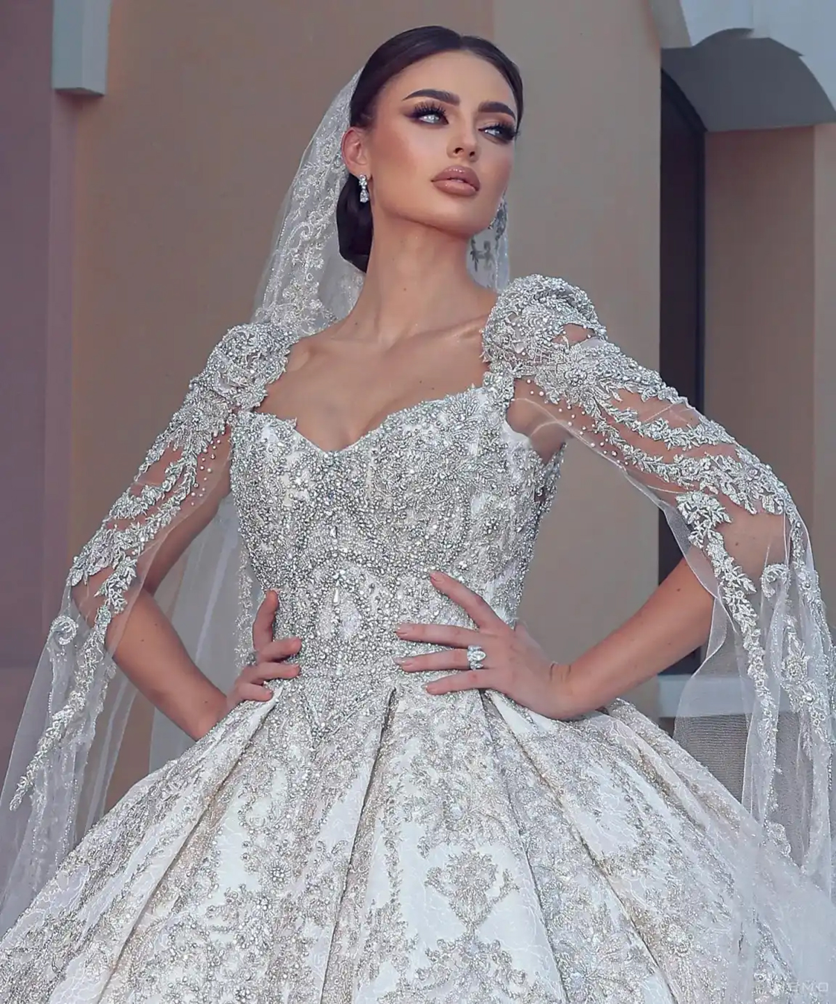 Ball Gorgeous Gown Wedding Dresses Shawl Sleeve Crystal Bridal Gowns Shine Beads Sequins Lace Sweep Tail Plus Size Customized Dress H